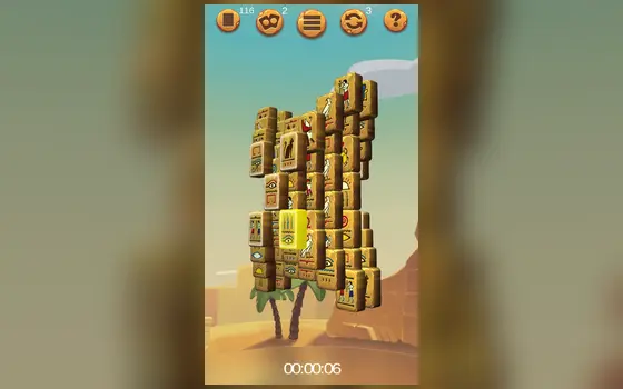 Spielszene aus Mahjong Cleopatra 2: hoher Stapel aus Steinen mit Hieroglyphen