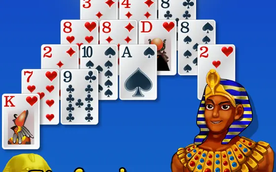 Spielszene aus Pyramiden-Solitär Ägypten: Kartenpyramide neben einer Pharaonenfigur
